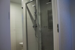 Regadera, toallas, jabón, papel de baño 