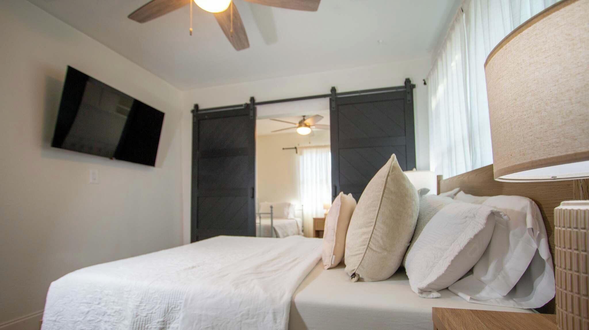 10 slaapkamers, een strijkplank/strijkijzer, reisbedje, wifi