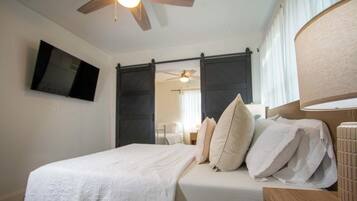 10 slaapkamers, een strijkplank/strijkijzer, reisbedje, wifi