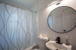 Shower, hair dryer, towels - Sea Glass Beach Compound (Clearwater)