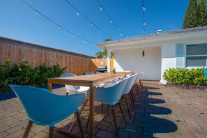 Outdoor dining - Sea Glass Beach Compound (Clearwater)