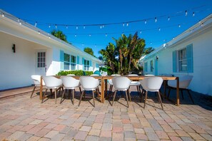Outdoor dining - Sea Glass Beach Compound (Clearwater)