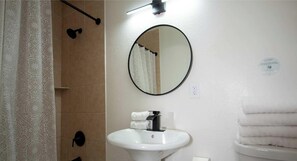 Shower, hair dryer, towels - Sea Glass Beach Compound (Clearwater)