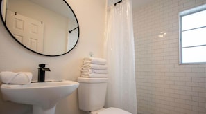 Shower, hair dryer, towels - Sea Glass Beach Compound (Clearwater)