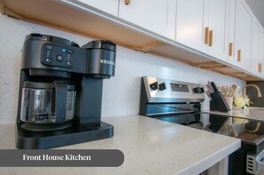 Fridge, microwave, oven, stovetop - Sea Glass Beach Compound (Clearwater)