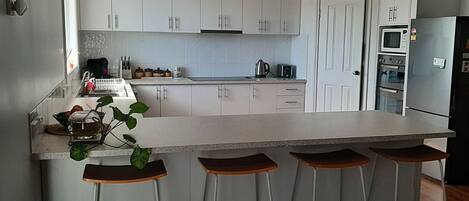 Kühlschrank, Mikrowelle, Ofen