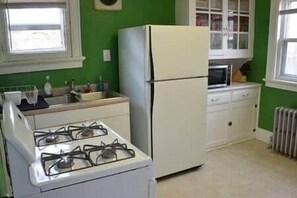 Fridge, microwave, oven, stovetop - Best location in Milwaukee! Lower Duplex Unit (Milwaukee)