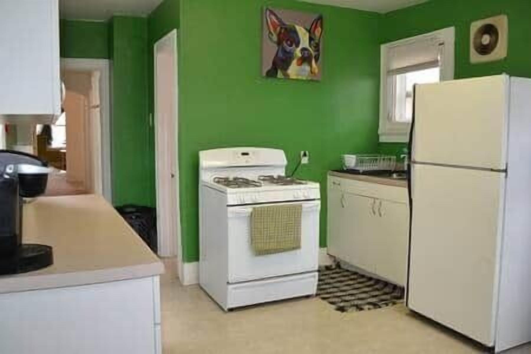 冷蔵庫、電子レンジ、オーブン、コンロ