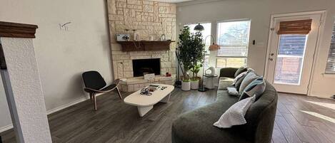 TV, peis og kontorer