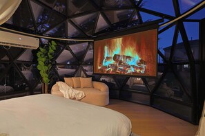 5 bedrooms, desk, iron/ironing board, WiFi - Luxe House Stay w Glamping, Pool, Golf Sim, Cinema (Royse City)