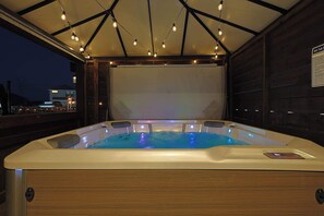 Bain à remous extérieur