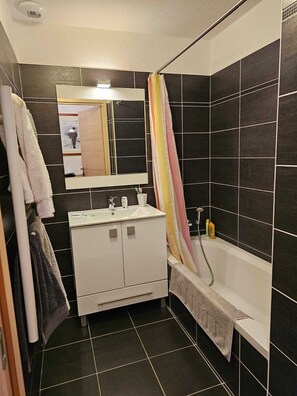 Towels, toilet paper - 51 m2 apartment with south-facing terrace and breathtaking views, in the heart of Briançon (Briançon)