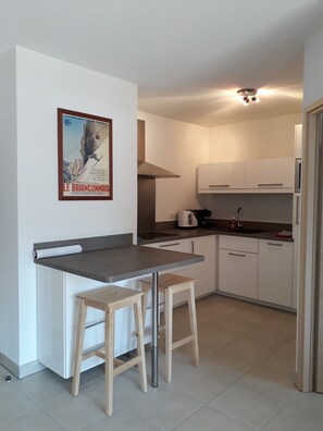 Fridge, microwave, oven, stovetop - 51 m2 apartment with south-facing terrace and breathtaking views, in the heart of Briançon (Briançon)