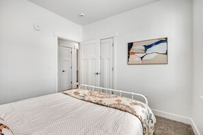 3 bedrooms, desk, iron/ironing board, travel cot - Bright 3BR Home in Quiet Community • Pool & Fitness Center (Spanish Fork)