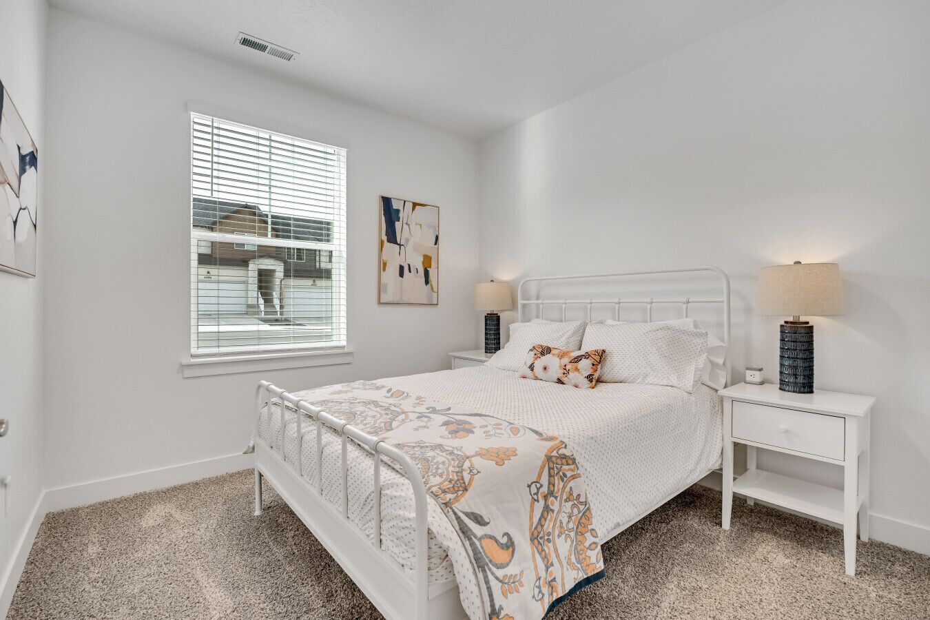 3 chambres, bureau, fer et planche à repasser, lit parapluie