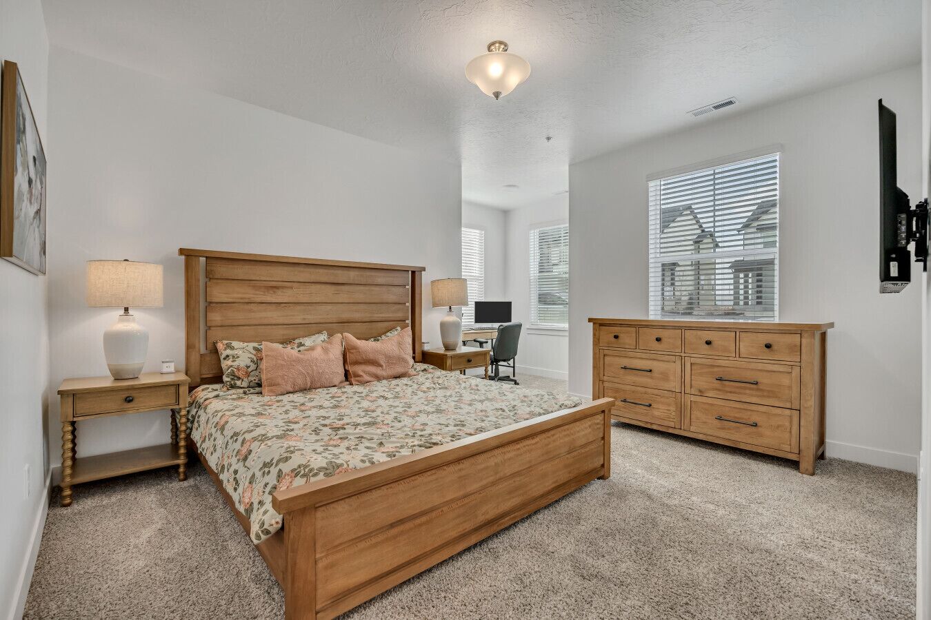 3 bedrooms, desk, iron/ironing board, travel crib