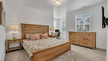 3 bedrooms, desk, iron/ironing board, travel crib