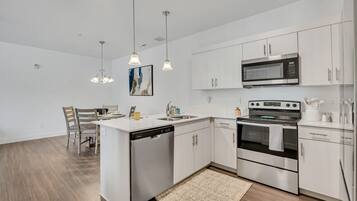 Réfrigérateur, micro-ondes, four, plaque de cuisson