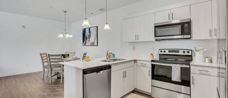 Een koelkast, een magnetron, een oven, een kookplaat