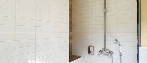 Dusche, Haartrockner, Bidet, Handtücher