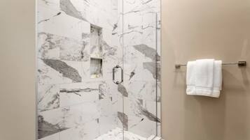 Dusche, umweltfreundliche Kosmetikartikel, Haartrockner, Handtücher