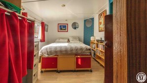 A compact bedroom with a bed, a bookshelf, and a wardrobe. - L'Escapade - RAMONVILLE SAINT AGNE (RAMONVILLE SAINT AGNE)