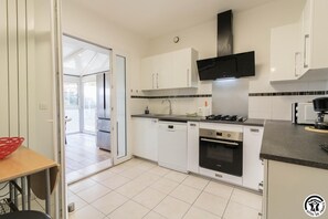 Fridge, microwave, dishwasher, high chair - House Venitia T4 - AUSSONNE (AUSSONNE)