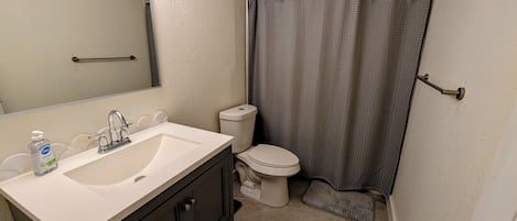 Douche, bidet, serviettes fournies, savon