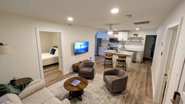 Un apartamento moderno con sala de estar, comedor y cocina.