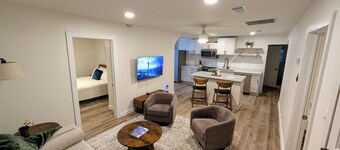 Rose Cottage - Walk to Old Town - Near UNT & Weddings