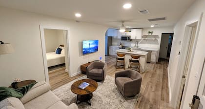 Rose Cottage - Walk to Old Town - Near UNT & Weddings