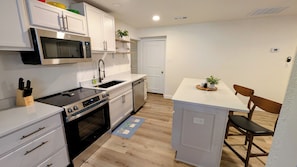 Microwave, oven, stovetop, dishwasher - Rose Cottage - Walk to Old Town - Near UNT & Weddings (Lewisville)
