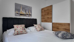 1 bedroom, travel cot, free WiFi, bed sheets - Apartment Azure Suite in Lokva Rogoznica (Lokva Rogoznica)