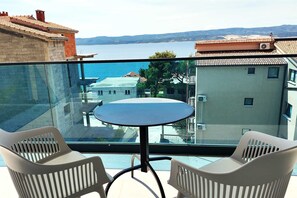 Outdoor dining - Apartment Azure Suite in Lokva Rogoznica (Lokva Rogoznica)