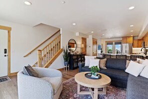 Smart TV - Beautiful Mountain Lake Retreat (Eden)