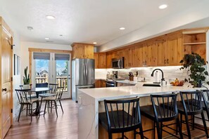 Private kitchen - Beautiful Mountain Lake Retreat (Eden)