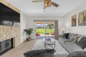 Smart TV, fireplace - Golf Course Condo with Mountain & Sunset Views - Steps to Pool - Desert Falls (Palm Desert)