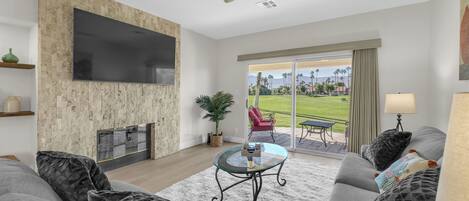 Una Smart TV, una chimenea