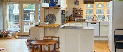 Fridge, dishwasher, coffee/tea maker