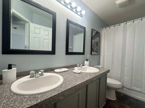 Shower, hair dryer, towels - Family Villa 5 bedroom near disney world (Davenport)