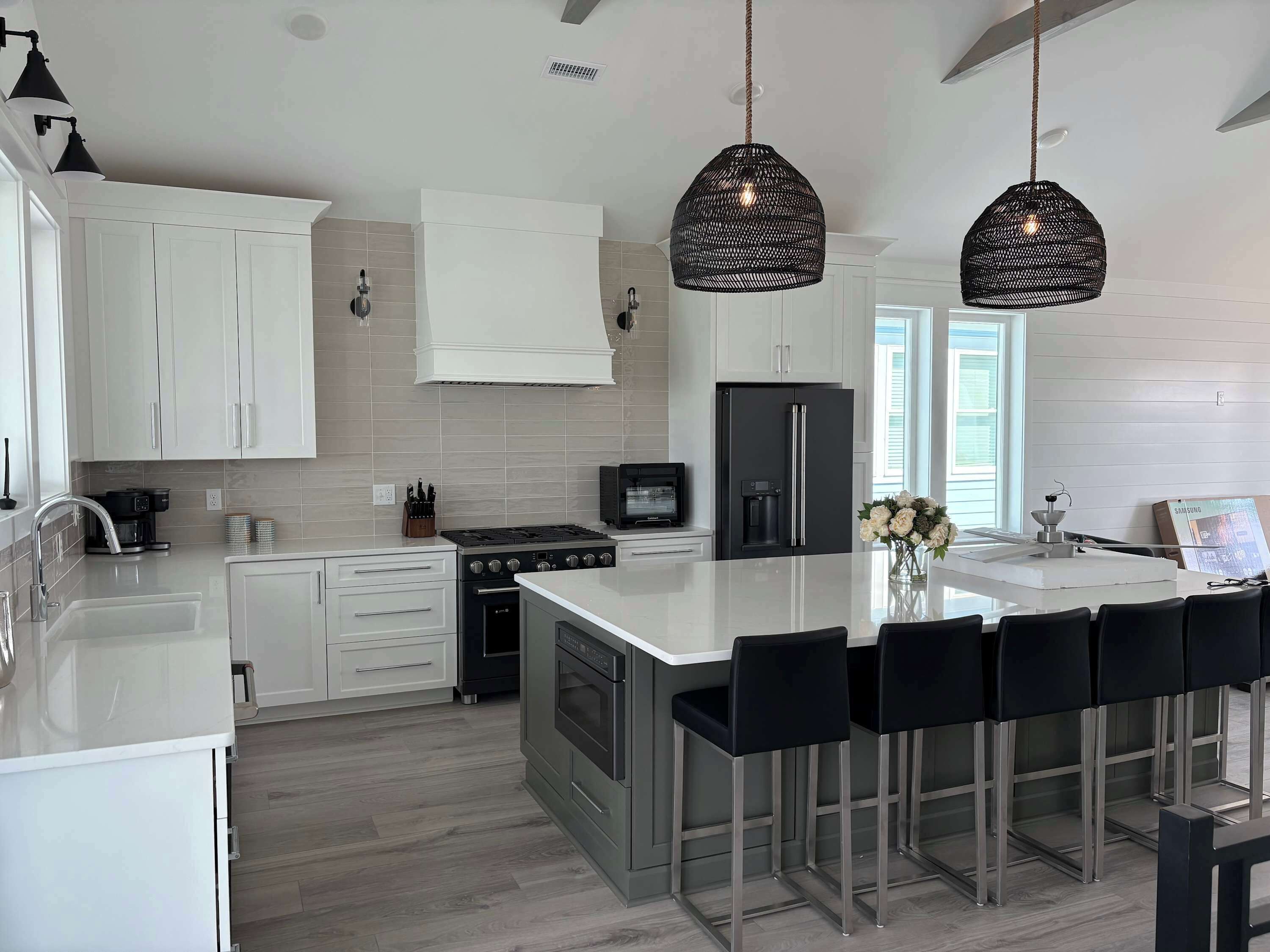 Jääkaappi, mikroaaltouuni, uuni, liesi