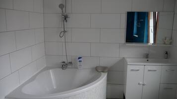 Een douche, een haardroger, zeep, toiletpapier