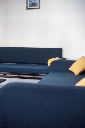 Appartamento, balcone, vista città | Area soggiorno | Smart TV 46 pollici con canali digitali, console per videogiochi