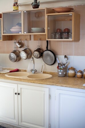 Apartment, Balcony, City View | Private kitchen | Fridge, stovetop, cookware/dishes/utensils - Dar KAMOUN (Houmt Souk)