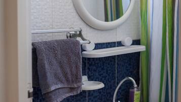 Ducha, secador de pelo, toallas, jabón