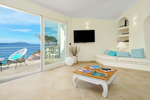 TV, fireplace - Eagle's nest Villa - Sea View Relax in this oasis of elegance. (Baja Sardinia)