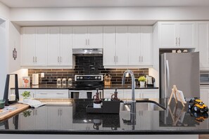 Micro-ondes, four, plaque de cuisson, lave-vaisselle