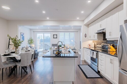 Executive 4 Bedroom Home In Oakville