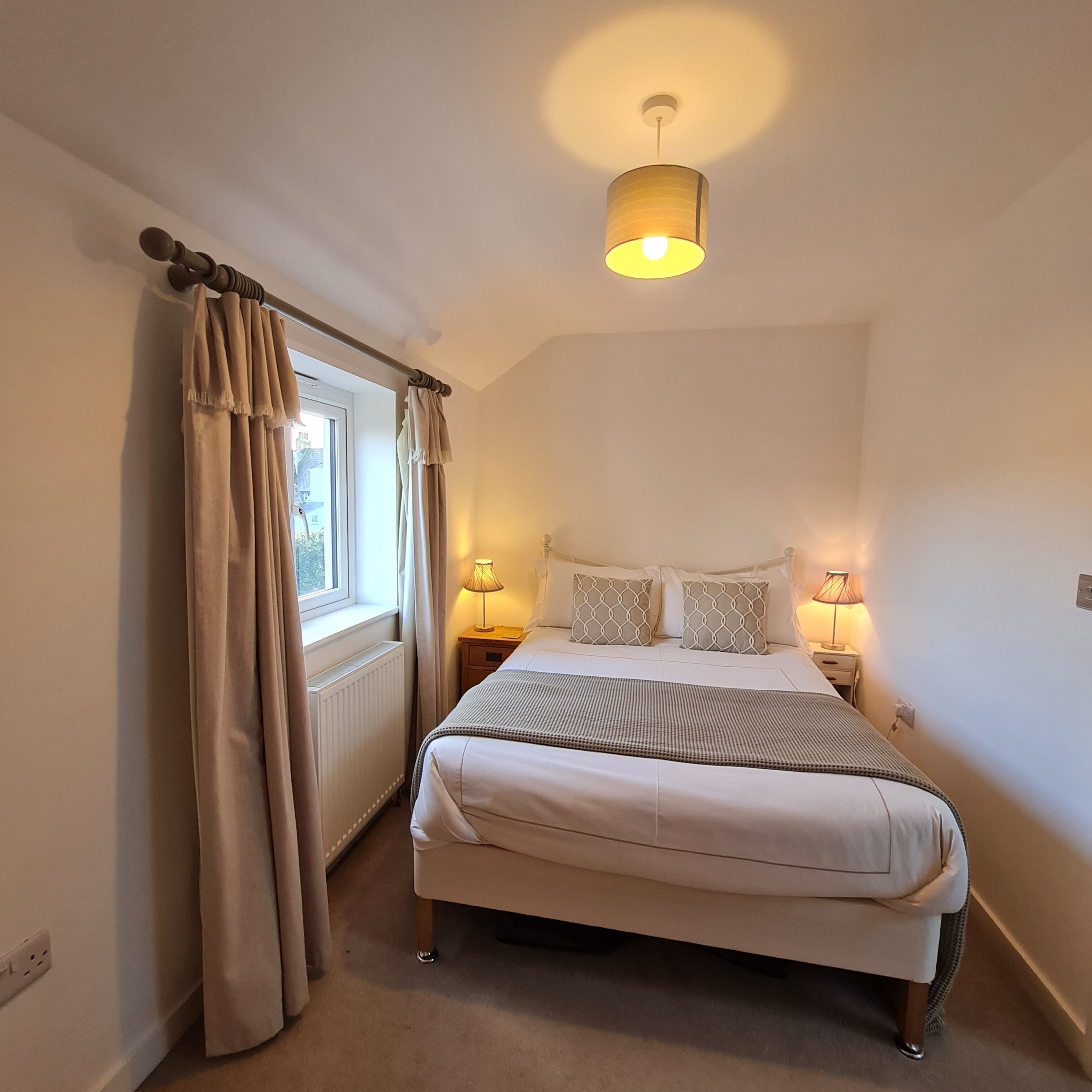 2 slaapkamers, een strijkplank/strijkijzer, internet, beddengoed