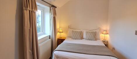 2 slaapkamers, een strijkplank/strijkijzer, internet, beddengoed